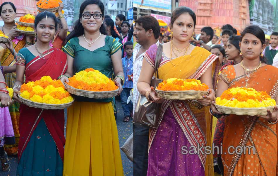 CM KCR  family in Bathukamma Celebrations at Tank Bund - Sakshi19