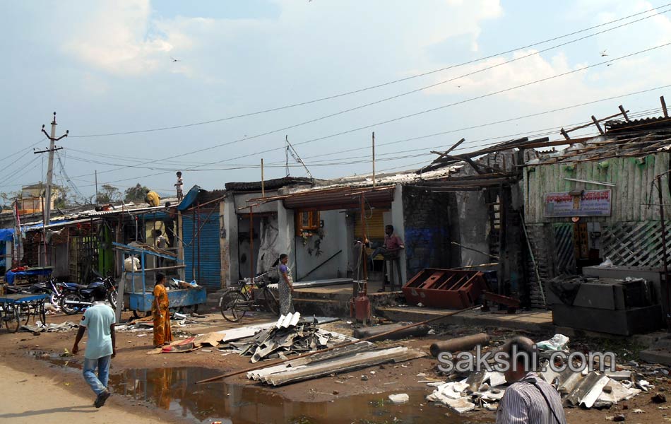 Normal life of North Andhra disturbed due to hudhud cyclone - Sakshi3