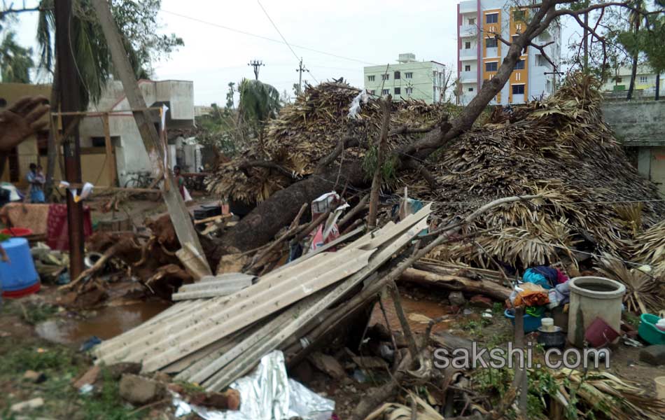 Normal life of North Andhra disturbed due to hudhud cyclone - Sakshi8