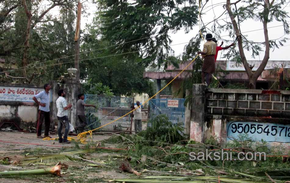 Normal life of North Andhra disturbed due to hudhud cyclone - Sakshi10