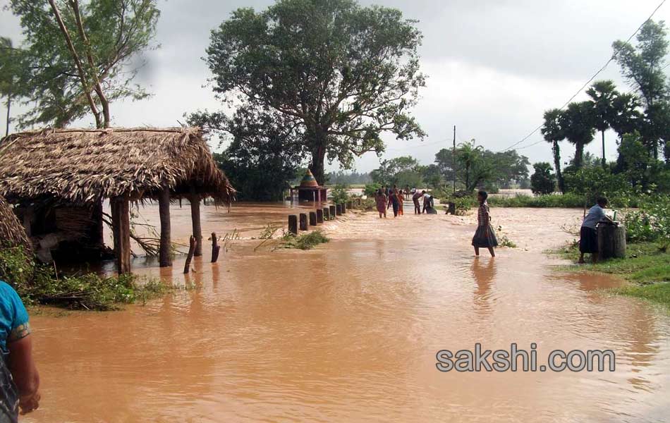 Normal life of North Andhra disturbed due to hudhud cyclone - Sakshi16