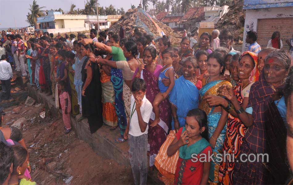 Ys Jagan mohan reddy consoles Hudhud victims over Vizianagaram Srikakulam areas - Sakshi2