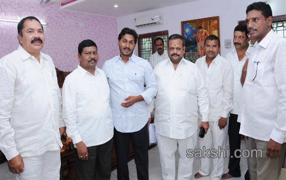 Ys Jagan mohan reddy consoles Hudhud victims over Vizianagaram Srikakulam areas - Sakshi5