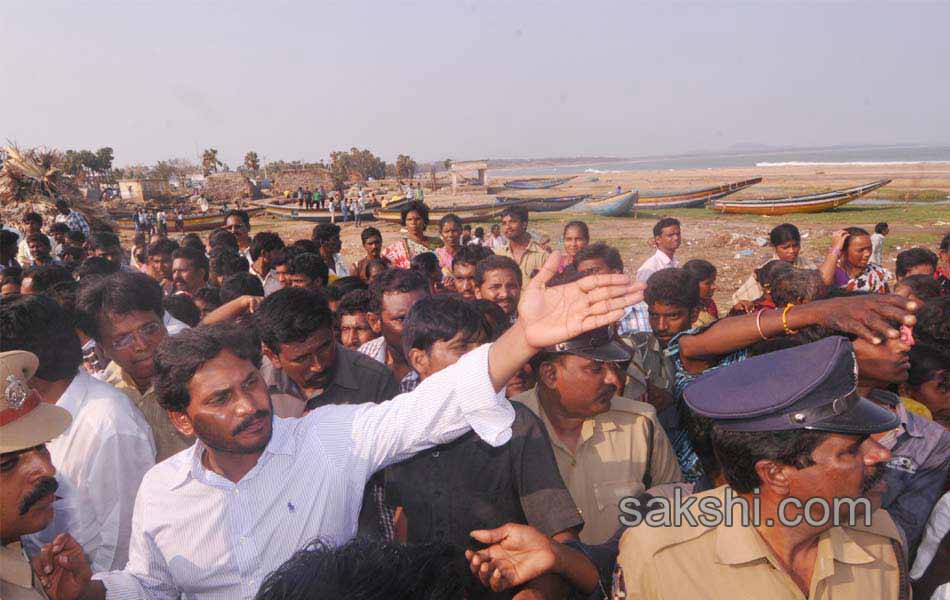 Ys Jagan mohan reddy consoles Hudhud victims over Vizianagaram Srikakulam areas - Sakshi6