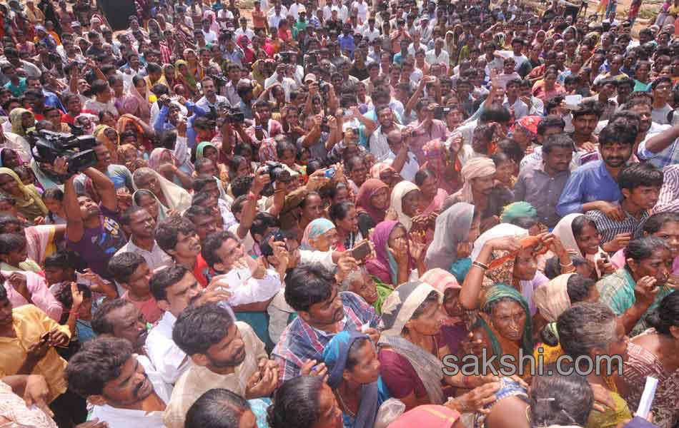 Ys Jagan mohan reddy consoles Hudhud victims over Vizianagaram Srikakulam areas - Sakshi11