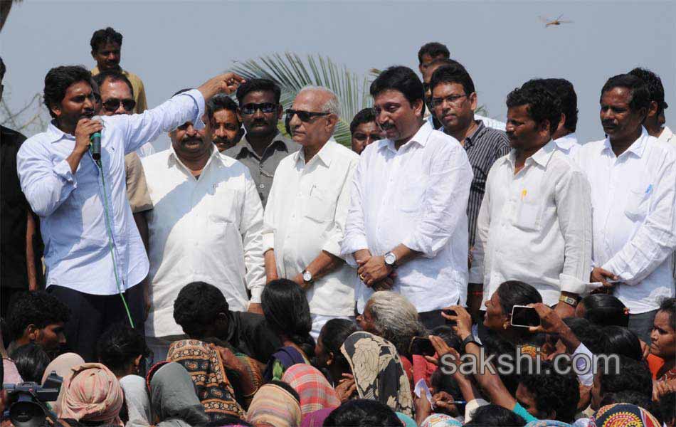 Ys Jagan mohan reddy consoles Hudhud victims over Vizianagaram Srikakulam areas - Sakshi18