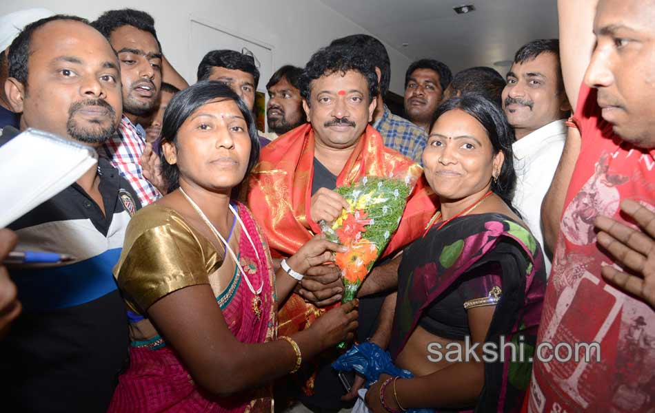 Ramgopal verma entered in karimnagar - Sakshi2