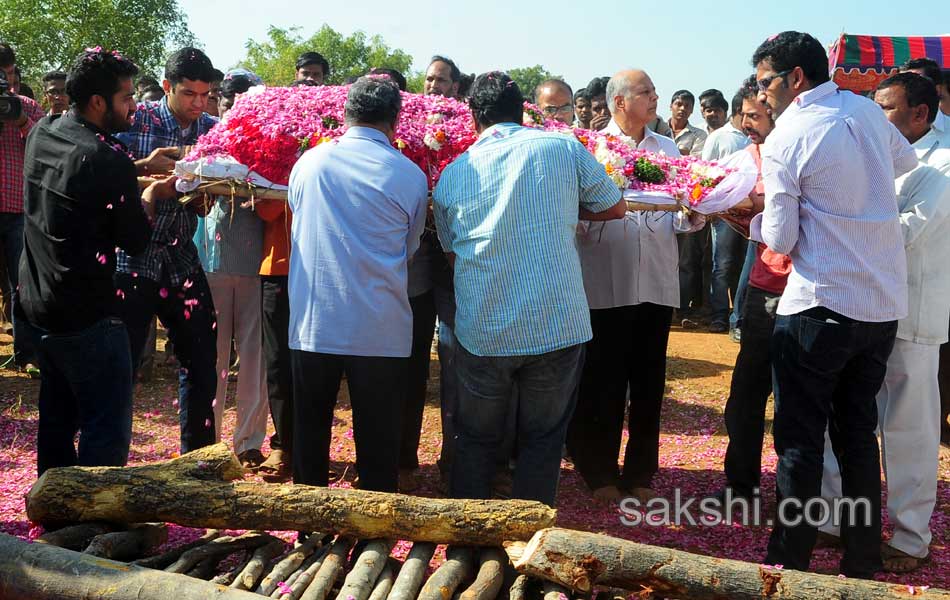 completion of nandamuri janakiram last rites - Sakshi7