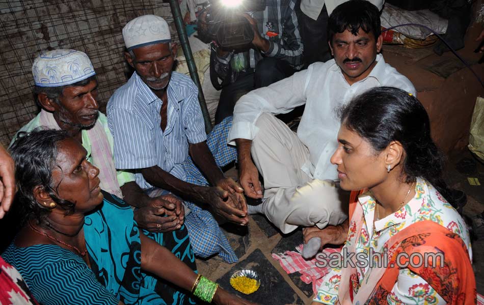 ys sharmila paramarsha yatra in chityala11