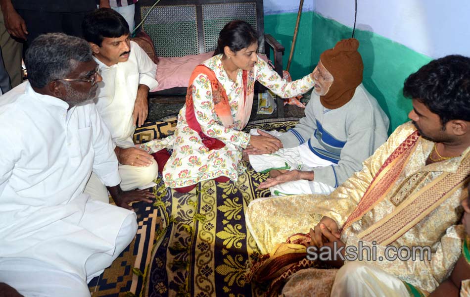 ys sharmila paramarsha yatra in chityala5