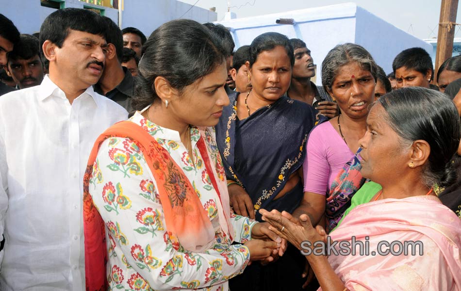 ys sharmila paramarsha yatra in chityala18