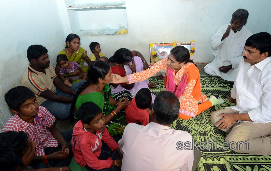 ys sharmila fourth day paramarsha yatra6