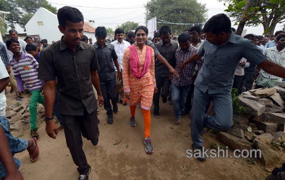 ys sharmila fourth day paramarsha yatra8