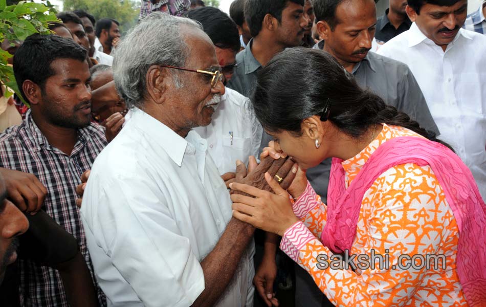 ys sharmila fourth day paramarsha yatra10