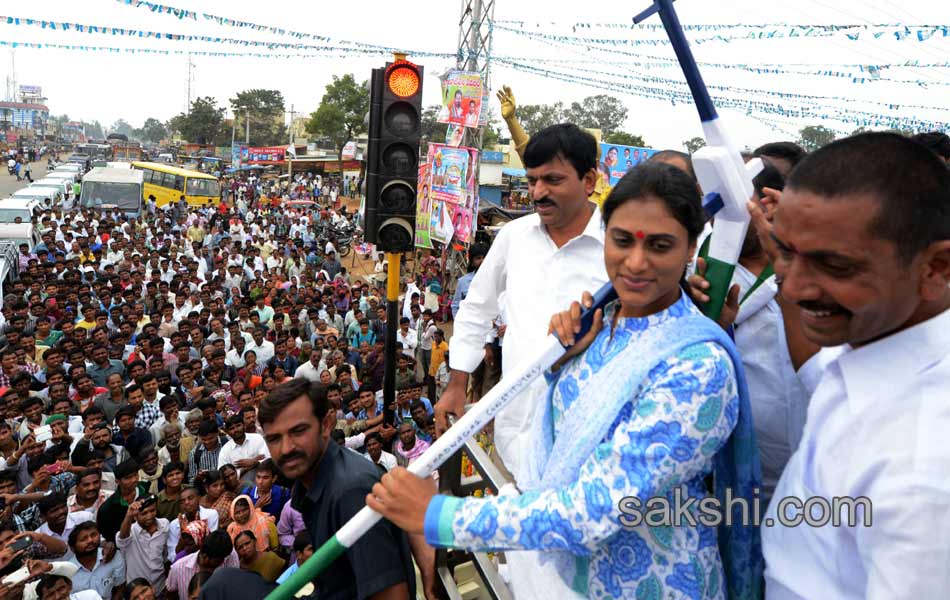 fifth day of ys sharmila paramarsha yatra11