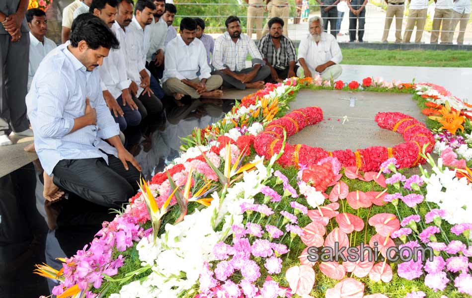 YS Jagan and family pays tribute to YSR at Idupulapaya - Sakshi2