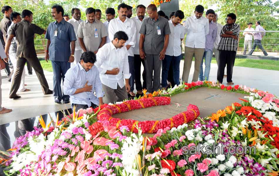 YS Jagan and family pays tribute to YSR at Idupulapaya - Sakshi3