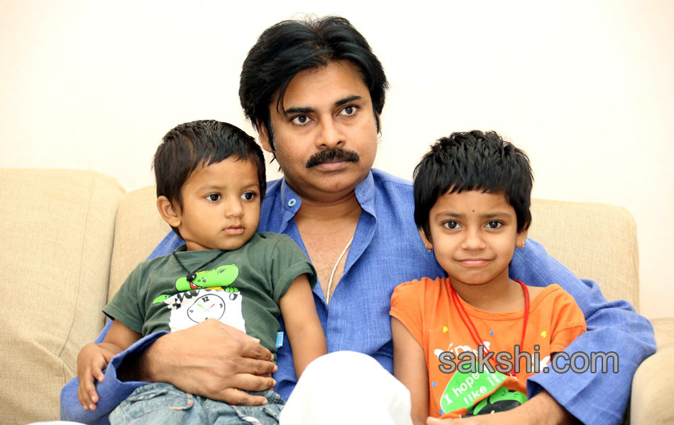 Pawan Kalyan meets his injured fan Srinivas - Sakshi2