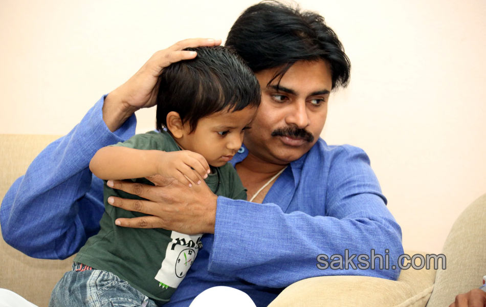 Pawan Kalyan meets his injured fan Srinivas - Sakshi3