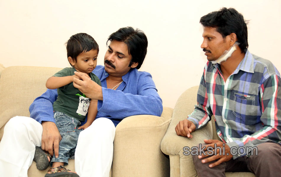 Pawan Kalyan meets his injured fan Srinivas - Sakshi4