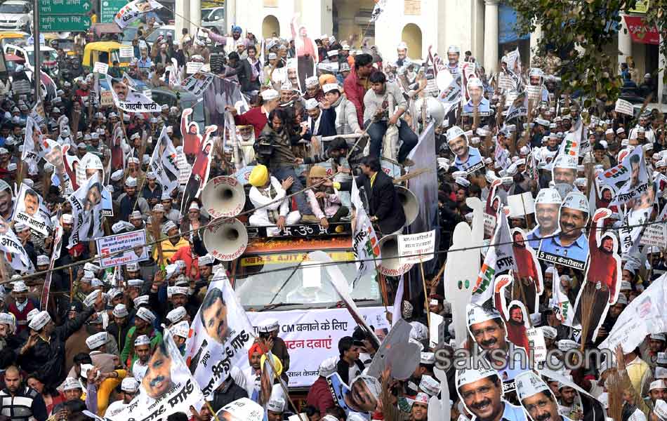 kiran bedi and kejriwal canvas in delhi5