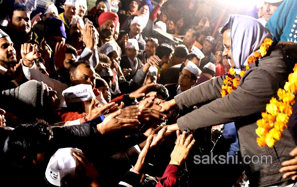 kiran bedi and kejriwal canvas in delhi8