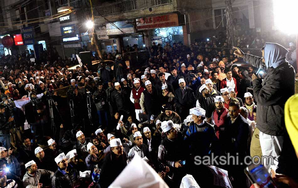 kiran bedi and kejriwal canvas in delhi12