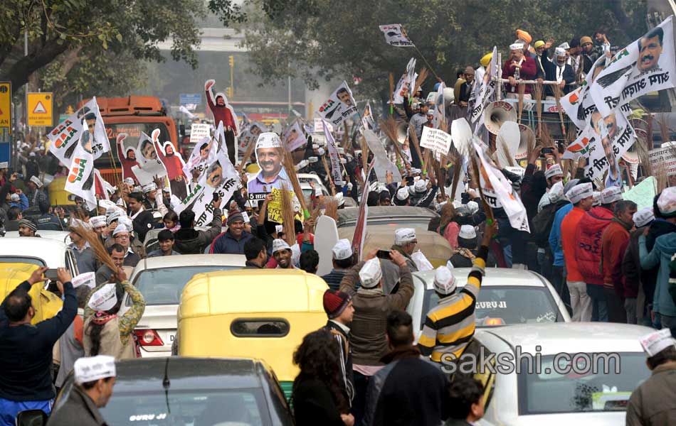 kiran bedi and kejriwal canvas in delhi13