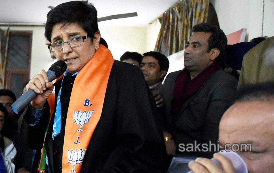 kiran bedi and kejriwal canvas in delhi6