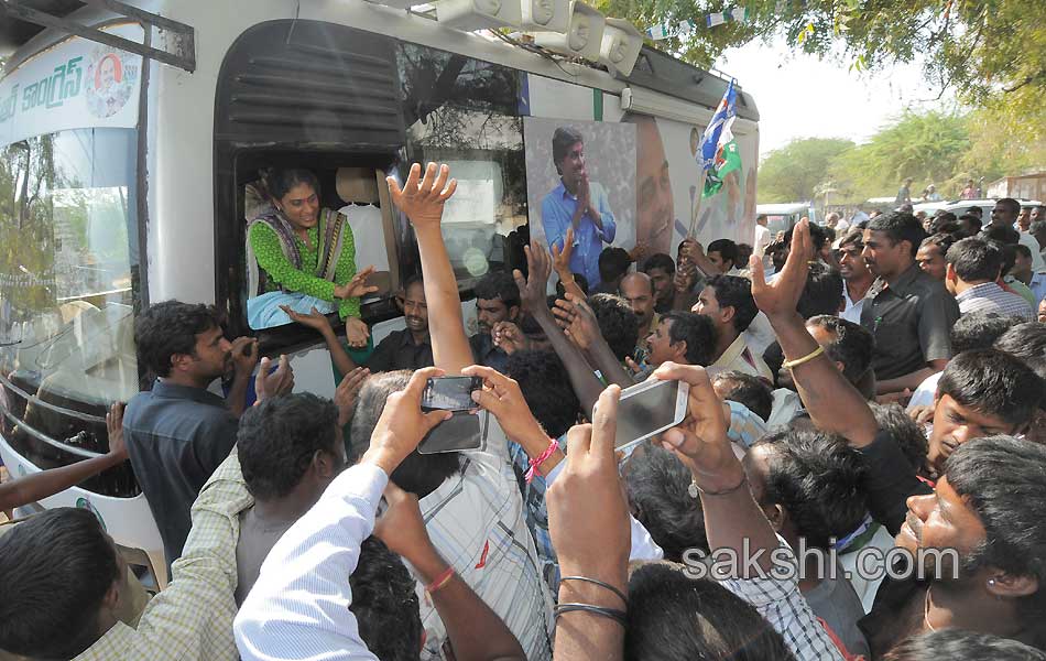 Ys sharmila paramarsa yatra Third day1