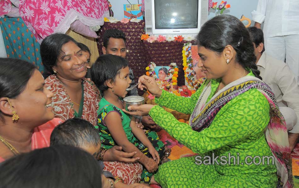 Ys sharmila paramarsa yatra Third day7