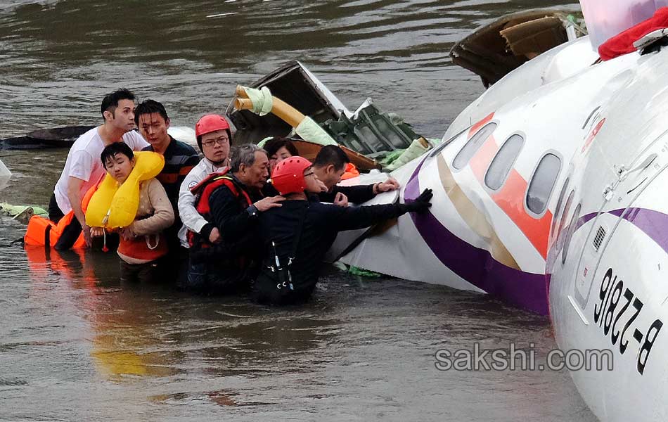 Taiwan TransAsia plane crashes into river2