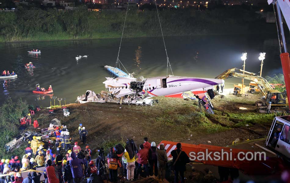 Taiwan TransAsia plane crashes into river7