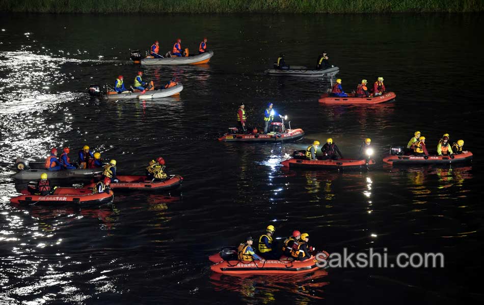 Taiwan TransAsia plane crashes into river10