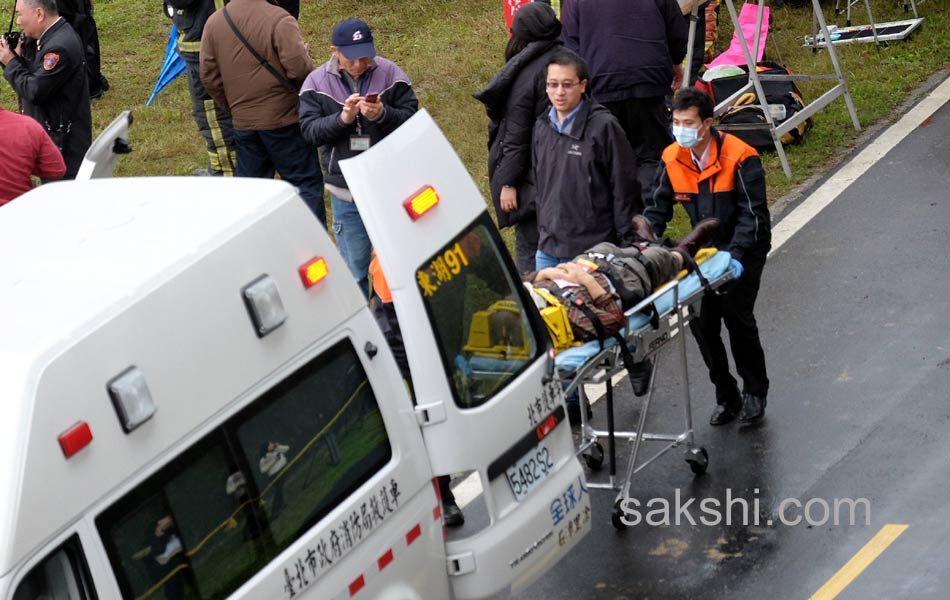 Taiwan TransAsia plane crashes into river14