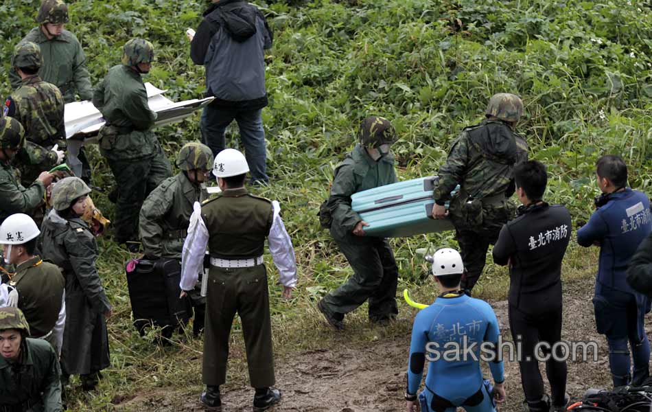 Taiwan TransAsia plane crashes into river22