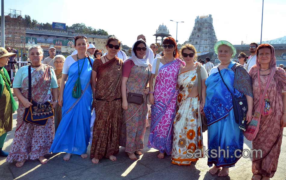 russians visit tirumala wearing sarees and dhotis2