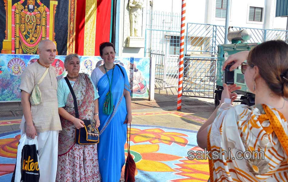 russians visit tirumala wearing sarees and dhotis3