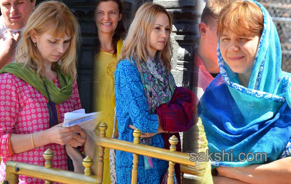 russians visit tirumala wearing sarees and dhotis9