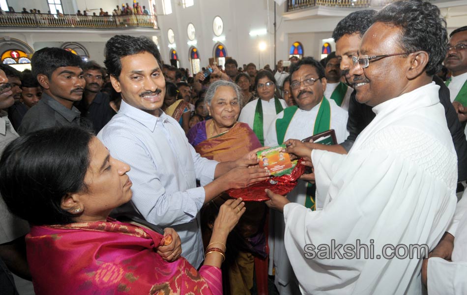 YS Jagan family offer prayers at church in Pulivendula - Sakshi3