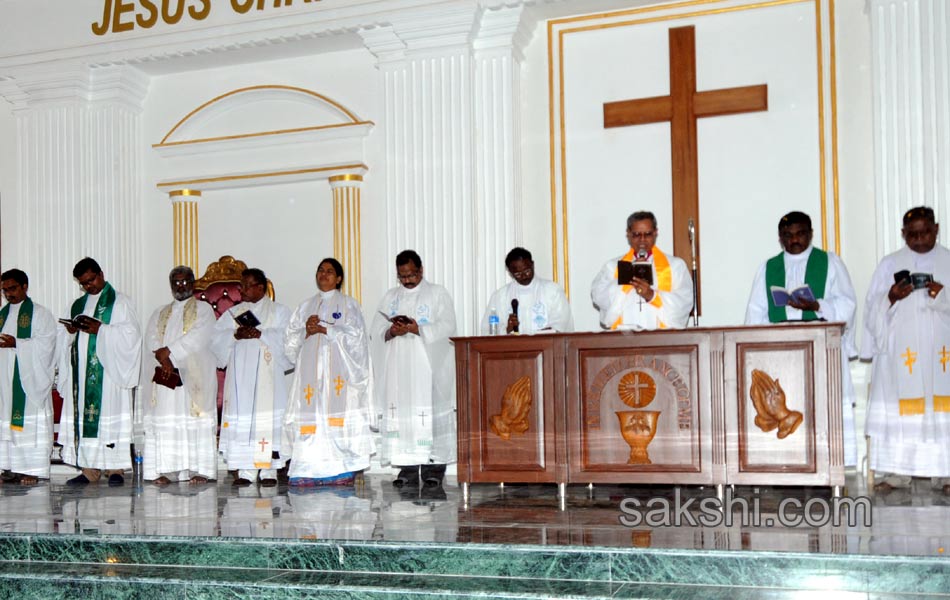 YS Jagan family offer prayers at church in Pulivendula - Sakshi10