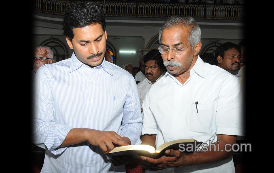 YS Jagan family offer prayers at church in Pulivendula - Sakshi13