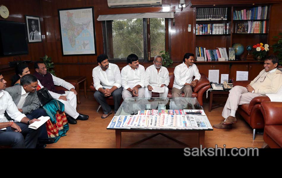 ys jagan meets central railway minister9