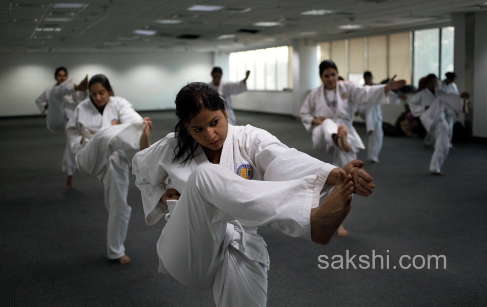 policewomen trained self defence - Sakshi1