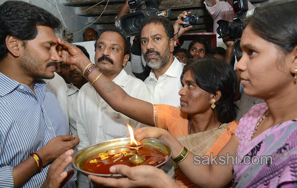 Ys jagan raithu bharosa yatra 3rd day - Sakshi3