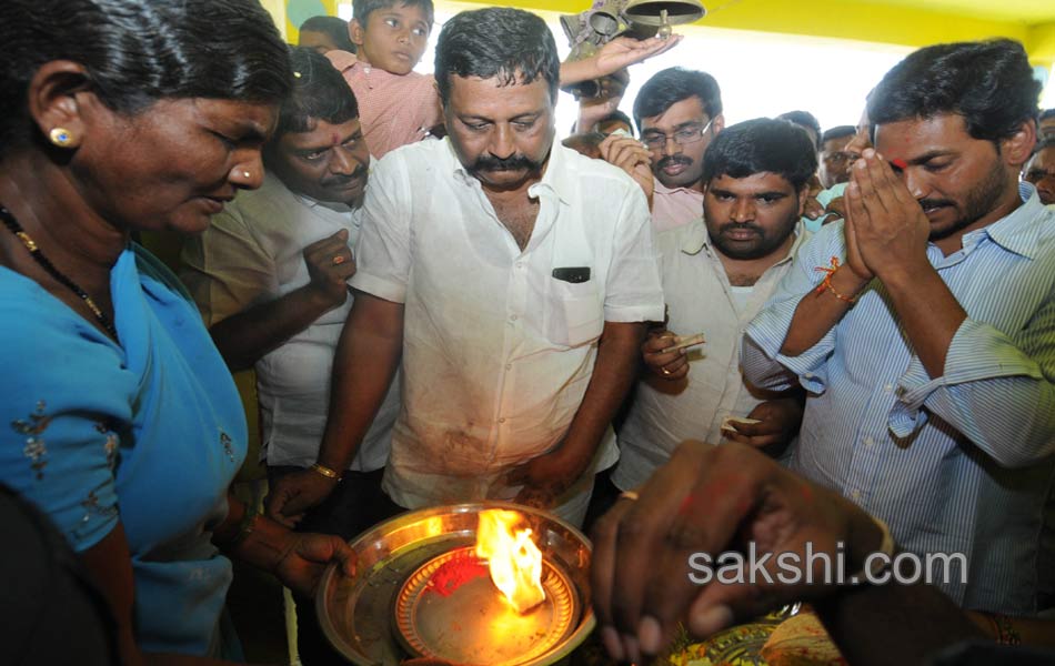 YS Jagan raithu Barosa Yatra - Sakshi4