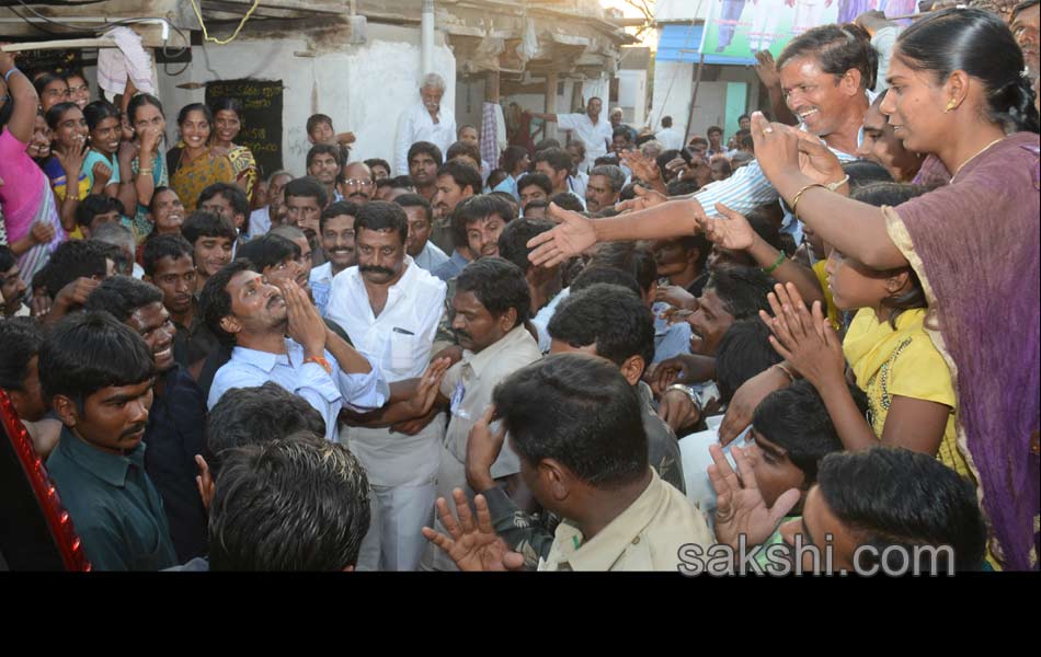 YS Jagan raithu Barosa Yatra - Sakshi16