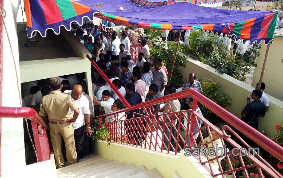 ys jagan mohan reddy visit in andrapradesh capital villages - Sakshi9