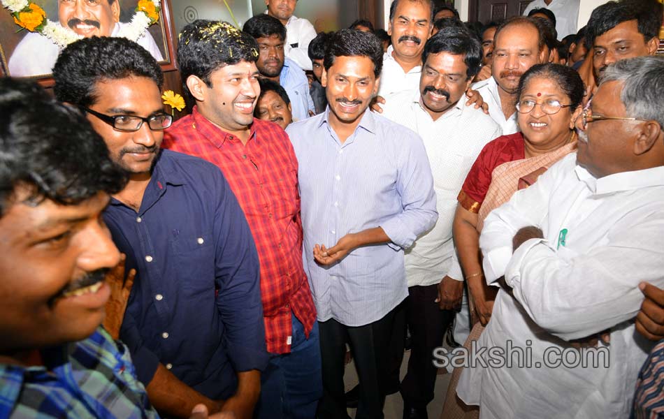 ys jagan attends marriage function - Sakshi5