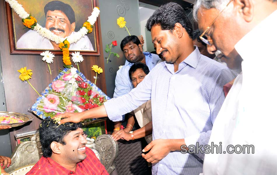 ys jagan attends marriage function - Sakshi7